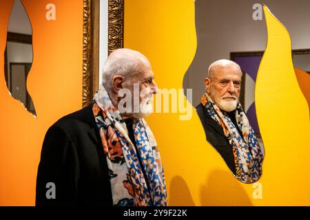 London, Großbritannien. 10. Oktober 2024. Der legendäre italienische Künstler Michelangelo Pistoletto, 91 Jahre alt, bei der Eröffnung während der Frieze-Woche von seiner Ausstellung in der Galerie Robilant+Voena London in Mayfair. Die Ausstellung gilt für viele als der größte lebende europäische Künstler und umfasst einige der charakteristischen Spiegelbilder des Künstlers, die speziell für diese Ausstellung produziert wurden, wo die Spiegel und Lichter den Betrachter zu einem integralen Thema der Arbeit machen. Die Arbeiten sind vom 11. Oktober bis 15. November 2024 zu sehen. Quelle: Stephen Chung / Alamy Live News Stockfoto