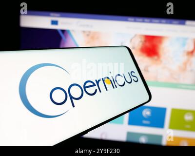 Mobiltelefon mit Logo des ESA-Erdbeobachtungsprojekts Copernicus auf dem Bildschirm vor der Website. Konzentrieren Sie sich auf die Mitte des Telefondisplays. Stockfoto