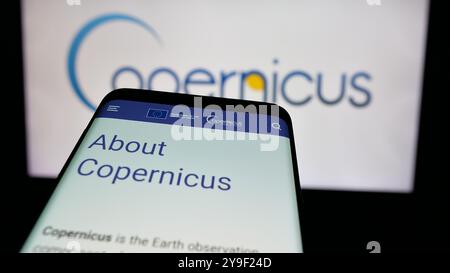 Smartphone mit Website des ESA-Erdbeobachtungsprojekts Copernicus auf dem Bildschirm vor dem Logo. Fokussieren Sie sich oben links auf der Telefonanzeige. Stockfoto