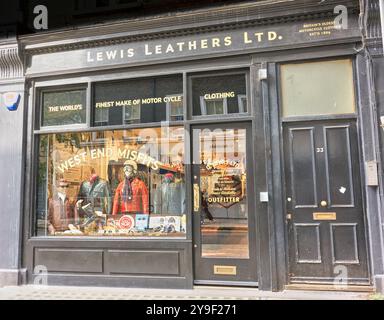 Lewis Leathers Ltd, Großbritanniens ältester Motorradkleider, estd 1889, Fitzrovia, London, England. Stockfoto