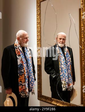 London, Großbritannien. 10. Oktober 2024. Der legendäre italienische Künstler Michelangelo Pistoletto, 91 Jahre alt, bei der Eröffnung während der Frieze-Woche von seiner Ausstellung in der Galerie Robilant+Voena London in Mayfair. Die Ausstellung gilt für viele als der größte lebende europäische Künstler und umfasst einige der charakteristischen Spiegelbilder des Künstlers, die speziell für diese Ausstellung produziert wurden, wo die Spiegel und Lichter den Betrachter zu einem integralen Thema der Arbeit machen. Die Arbeiten sind vom 11. Oktober bis 15. November 2024 zu sehen. Quelle: Stephen Chung / Alamy Live News Stockfoto