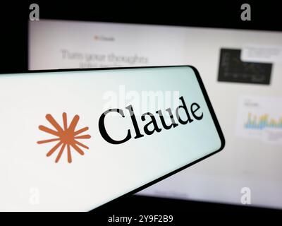 Smartphone mit Logo des KI-Modells Claude (Anthropic PBC) auf dem Bildschirm vor der Website des Unternehmens. Konzentrieren Sie sich auf die Mitte des Telefondisplays. Stockfoto