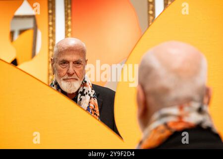 London, Großbritannien. 10. Oktober 2024. Der legendäre italienische Künstler Michelangelo Pistoletto, 91 Jahre alt, bei der Eröffnung während der Frieze-Woche von seiner Ausstellung in der Galerie Robilant+Voena London in Mayfair. Die Ausstellung gilt für viele als der größte lebende europäische Künstler und umfasst einige der charakteristischen Spiegelbilder des Künstlers, die speziell für diese Ausstellung produziert wurden, wo die Spiegel und Lichter den Betrachter zu einem integralen Thema der Arbeit machen. Die Arbeiten sind vom 11. Oktober bis 15. November 2024 zu sehen. Quelle: Stephen Chung / Alamy Live News Stockfoto