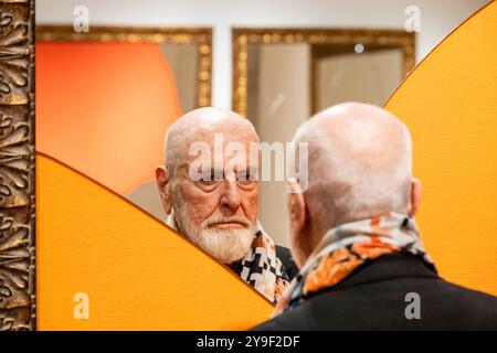 London, Großbritannien. 10. Oktober 2024. Der legendäre italienische Künstler Michelangelo Pistoletto, 91 Jahre alt, bei der Eröffnung während der Frieze-Woche von seiner Ausstellung in der Galerie Robilant+Voena London in Mayfair. Die Ausstellung gilt für viele als der größte lebende europäische Künstler und umfasst einige der charakteristischen Spiegelbilder des Künstlers, die speziell für diese Ausstellung produziert wurden, wo die Spiegel und Lichter den Betrachter zu einem integralen Thema der Arbeit machen. Die Arbeiten sind vom 11. Oktober bis 15. November 2024 zu sehen. Quelle: Stephen Chung / Alamy Live News Stockfoto