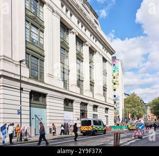 Victoria House, ein neoklassizistisches denkmalgeschütztes Gebäude mit Arbeitsbereich und Labors für technologische Innovationen, London, England. Stockfoto