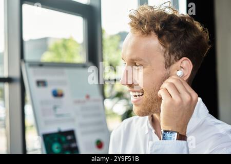 Der rothaarige Profi nimmt an einem kreativen Brainstorming Teil, das in einem stilvollen, modernen Arbeitsbereich stattfindet. Stockfoto