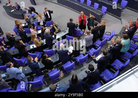 Deutscher Bundestag, 191. Plenarsitzung die SPD Fraktion im Deutschen Bundestag feuert freudig und applaudiert Ihrer gluecklichen Parteikollegin Heike Heubach nach Ihrer ersten Rede in der Gebaerdensprache bei der 191. Sitzung des Deutschen Bundestages in Berlin, 10.10.2024 Berlin Deutschland *** Deutscher Bundestag, 191 Plenarsitzung die SPD-Fraktion im Deutschen Bundestag jubelt und applaudiert ihrer glücklichen Parteikollegin Heike Heubach nach ihrer ersten Rede in Gebärdensprache auf der Sitzung des Deutschen Bundestages 191 in Berlin, 10 10 2024 Berlin Deutschland Stockfoto