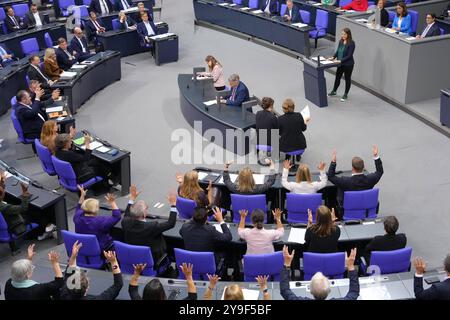 Deutscher Bundestag, 191. Plenarsitzung Abgeordnete der SPD Fraktion applaudieren in Gebaerdensprache der Abgeordneten Heike Heubach bei Ihrer ersten Rede in Gebaerdensprache bei der 191. Sitzung des Deutschen Bundestages in Berlin, 10.10.2024 Berlin Deutschland *** Deutscher Bundestag, 191 Plenarsitzung Mitglieder der SPD-Fraktion applaudieren in Gebärdensprache Heike Heubach während ihrer ersten Rede in Gebärdensprache auf der Sitzung des Deutschen Bundestages 191 in Berlin, 10 10 2024 Berlin Deutschland Stockfoto
