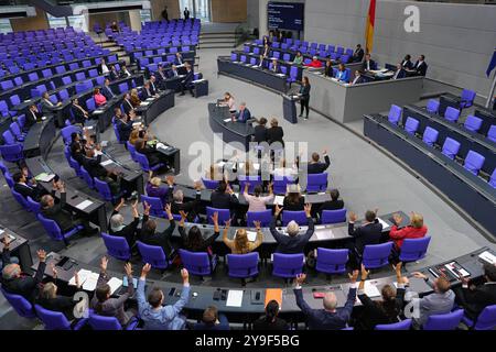 Deutscher Bundestag, 191. Plenarsitzung Abgeordnete der SPD Fraktion applaudieren in Gebaerdensprache der Abgeordneten Heike Heubach bei Ihrer ersten Rede in Gebaerdensprache bei der 191. Sitzung des Deutschen Bundestages in Berlin, 10.10.2024 Berlin Deutschland *** Deutscher Bundestag, 191 Plenarsitzung Mitglieder der SPD-Fraktion applaudieren in Gebärdensprache Heike Heubach während ihrer ersten Rede in Gebärdensprache auf der Sitzung des Deutschen Bundestages 191 in Berlin, 10 10 2024 Berlin Deutschland Stockfoto