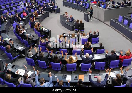 Deutscher Bundestag, 191. Plenarsitzung Abgeordnete der SPD Fraktion applaudieren in Gebaerdensprache der Abgeordneten Heike Heubach bei Ihrer ersten Rede in Gebaerdensprache bei der 191. Sitzung des Deutschen Bundestages in Berlin, 10.10.2024 Berlin Deutschland *** Deutscher Bundestag, 191 Plenarsitzung Mitglieder der SPD-Fraktion applaudieren in Gebärdensprache Heike Heubach während ihrer ersten Rede in Gebärdensprache auf der Sitzung des Deutschen Bundestages 191 in Berlin, 10 10 2024 Berlin Deutschland Stockfoto