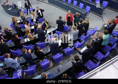Deutscher Bundestag, 191. Plenarsitzung die SPD Fraktion im Deutschen Bundestag feuert freudig und applaudiert Ihrer gluecklichen Parteikollegin Heike Heubach nach Ihrer ersten Rede in der Gebaerdensprache bei der 191. Sitzung des Deutschen Bundestages in Berlin, 10.10.2024 Berlin Deutschland *** Deutscher Bundestag, 191 Plenarsitzung die SPD-Fraktion im Deutschen Bundestag jubelt und applaudiert ihrer glücklichen Parteikollegin Heike Heubach nach ihrer ersten Rede in Gebärdensprache auf der Sitzung des Deutschen Bundestages 191 in Berlin, 10 10 2024 Berlin Deutschland Stockfoto
