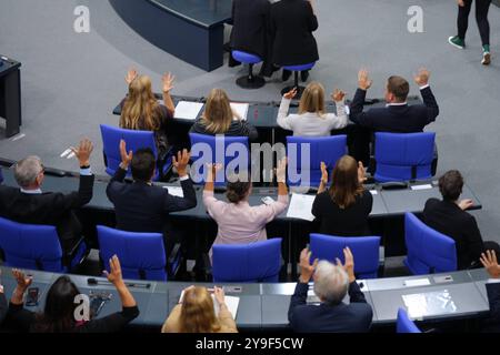 Deutscher Bundestag, 191. Plenarsitzung Abgeordnete der SPD Fraktion applaudieren in Gebaerdensprache der Abgeordneten Heike Heubach bei Ihrer ersten Rede in Gebaerdensprache bei der 191. Sitzung des Deutschen Bundestages in Berlin, 10.10.2024 Berlin Deutschland *** Deutscher Bundestag, 191 Plenarsitzung Mitglieder der SPD-Fraktion applaudieren in Gebärdensprache Heike Heubach während ihrer ersten Rede in Gebärdensprache auf der Sitzung des Deutschen Bundestages 191 in Berlin, 10 10 2024 Berlin Deutschland Stockfoto