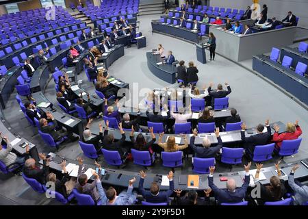 Deutscher Bundestag, 191. Plenarsitzung Abgeordnete der SPD Fraktion applaudieren in Gebaerdensprache der Abgeordneten Heike Heubach bei Ihrer ersten Rede in Gebaerdensprache bei der 191. Sitzung des Deutschen Bundestages in Berlin, 10.10.2024 Berlin Deutschland *** Deutscher Bundestag, 191 Plenarsitzung Mitglieder der SPD-Fraktion applaudieren in Gebärdensprache Heike Heubach während ihrer ersten Rede in Gebärdensprache auf der Sitzung des Deutschen Bundestages 191 in Berlin, 10 10 2024 Berlin Deutschland Stockfoto