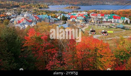 See und Mont Tremblant Resort im Herbst mit Seilbahn im Vordergrund, Kanada Stockfoto