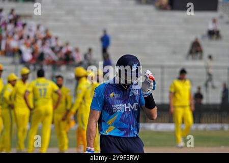 Srinagar, Kaschmir. Oktober 2024. Martin Guptil (L) von Southern Superstars während des Legends League Cricket T20 Spiels gegen Toyam Hyderabad im Bakshi Stadium in Srinagar. Das Turnier bringt nach 38 Jahren wieder Cricketing-Action nach Kaschmir. Bisher waren nur zwei internationale Spiele zu sehen. Zuerst 1983 zwischen Indien und Westindien und 1986 zwischen Indien und Australien. Stockfoto