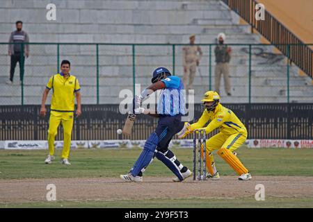 Srinagar, Kaschmir. Oktober 2024. Hamilton Masakadza von Southern Superstars während des Legends League Cricket T20-Spiels gegen Toyam Hyderabad im Bakshi Stadium in Srinagar. Das Turnier bringt nach 38 Jahren wieder Cricketing-Action nach Kaschmir. Bisher waren nur zwei internationale Spiele zu sehen. Zuerst 1983 zwischen Indien und Westindien und 1986 zwischen Indien und Australien. Stockfoto