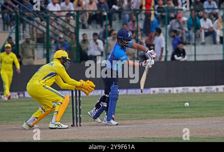 Srinagar, Kaschmir. Oktober 2024. Das Legends League Cricket T20 Spiel, Southern Superstars gegen Toyam Hyderabad im Bakshi Stadium in Srinagar. Das Turnier bringt nach 38 Jahren wieder Cricketing-Action nach Kaschmir. Bisher waren nur zwei internationale Spiele zu sehen. Zuerst 1983 zwischen Indien und Westindien und 1986 zwischen Indien und Australien. Stockfoto