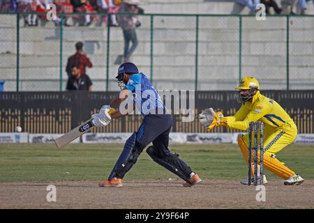 Srinagar, Kaschmir. Oktober 2024. Das Legends League Cricket T20 Spiel, Southern Superstars gegen Toyam Hyderabad im Bakshi Stadium in Srinagar. Das Turnier bringt nach 38 Jahren wieder Cricketing-Action nach Kaschmir. Bisher waren nur zwei internationale Spiele zu sehen. Zuerst 1983 zwischen Indien und Westindien und 1986 zwischen Indien und Australien. Stockfoto