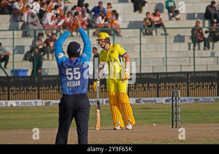 Srinagar, Kaschmir. Oktober 2024. George Worker (R) von Toyam Hydeabad während des Legends League Cricket T20-Spiels gegen Southern Superstars im Bakshi Stadium in Srinagar. Das Turnier bringt nach 38 Jahren wieder Cricketing-Action nach Kaschmir. Bisher waren nur zwei internationale Spiele zu sehen. Zuerst 1983 zwischen Indien und Westindien und 1986 zwischen Indien und Australien. Stockfoto