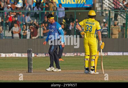 Srinagar, Kaschmir. Oktober 2024. George Worker (R) von Toyam Hydeabad während des Legends League Cricket T20-Spiels gegen Southern Superstars im Bakshi Stadium in Srinagar. Das Turnier bringt nach 38 Jahren wieder Cricketing-Action nach Kaschmir. Bisher waren nur zwei internationale Spiele zu sehen. Zuerst 1983 zwischen Indien und Westindien und 1986 zwischen Indien und Australien. Stockfoto