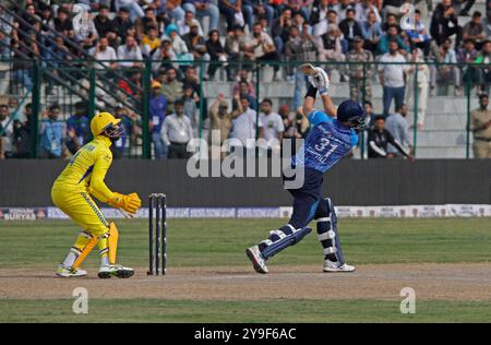 Srinagar, Kaschmir. Oktober 2024. Martin Guptil (L) von Southern Superstars während des Legends League Cricket T20 Spiels gegen Toyam Hyderabad im Bakshi Stadium in Srinagar. Das Turnier bringt nach 38 Jahren wieder Cricketing-Action nach Kaschmir. Bisher waren nur zwei internationale Spiele zu sehen. Zuerst 1983 zwischen Indien und Westindien und 1986 zwischen Indien und Australien. Stockfoto