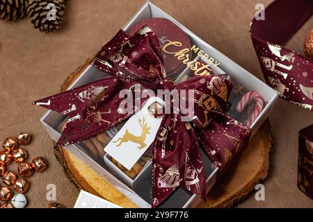 Wunderschöner Weihnachtskorb und Geschenkgutschein Stockfoto