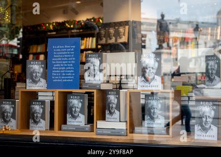 Am Tag der Veröffentlichung ist der frühere britische Premierminister Boris Johnson’s Ministerial Memoiren veröffentlicht von William Collins, im Fenster des britischen Buchhändlers Waterstones am Trafalgar Square, am 10. Oktober 2024 in London. Stockfoto