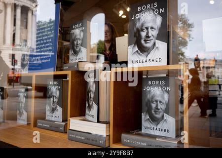 Am Tag der Veröffentlichung ist der frühere britische Premierminister Boris Johnson’s Ministerial Memoiren veröffentlicht von William Collins, im Fenster des britischen Buchhändlers Waterstones am Trafalgar Square, am 10. Oktober 2024 in London. Stockfoto