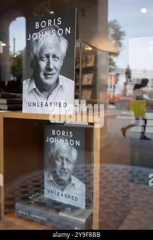 Am Tag der Veröffentlichung ist der frühere britische Premierminister Boris Johnson’s Ministerial Memoiren veröffentlicht von William Collins, im Fenster des britischen Buchhändlers Waterstones am Trafalgar Square, am 10. Oktober 2024 in London. Stockfoto