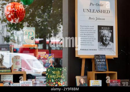 Am Tag der Veröffentlichung ist der frühere britische Premierminister Boris Johnson’s Ministerial Memoiren veröffentlicht von William Collins, im Fenster des britischen Buchhändlers Waterstones am Trafalgar Square, am 10. Oktober 2024 in London. Stockfoto