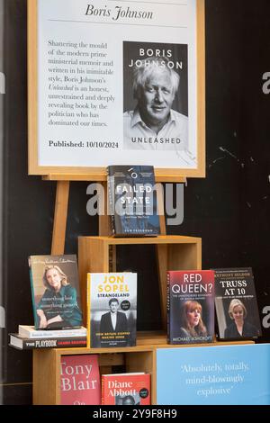 Am Tag der Veröffentlichung ist der frühere britische Premierminister Boris Johnson’s Ministerial Memoiren veröffentlicht von William Collins, im Fenster des britischen Buchhändlers Waterstones am Trafalgar Square, am 10. Oktober 2024 in London. Stockfoto