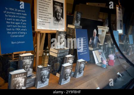 Am Tag der Veröffentlichung ist der frühere britische Premierminister Boris Johnson’s Ministerial Memoiren veröffentlicht von William Collins, im Fenster des britischen Buchhändlers Waterstones in Piccadilly, am 10. Oktober 2024 in London. Stockfoto