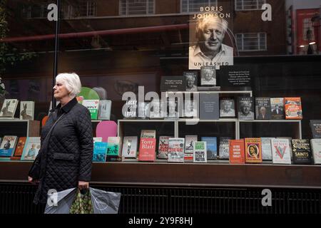 Am Tag der Veröffentlichung ist der frühere britische Premierminister Boris Johnson’s Ministerial Memoiren veröffentlicht von William Collins, im Fenster des britischen Buchhändlers Foyles an der Charing Cross Road, am 10. Oktober 2024 in London. Stockfoto