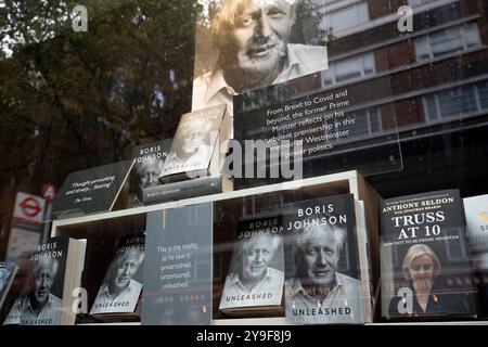 Am Tag der Veröffentlichung ist der frühere britische Premierminister Boris Johnson’s Ministerial Memoiren veröffentlicht von William Collins, im Fenster des britischen Buchhändlers Foyles an der Charing Cross Road, am 10. Oktober 2024 in London. Stockfoto