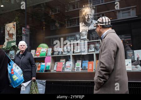 Am Tag der Veröffentlichung ist der frühere britische Premierminister Boris Johnson’s Ministerial Memoiren veröffentlicht von William Collins, im Fenster des britischen Buchhändlers Foyles an der Charing Cross Road, am 10. Oktober 2024 in London. Stockfoto