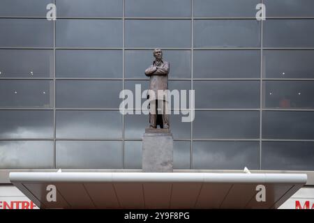 Blick auf die Sir Alex Ferguson Statue vor dem Manchester United Stadion, Old Trafford, Salford Stockfoto
