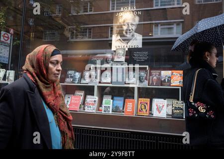 Am Tag der Veröffentlichung ist der frühere britische Premierminister Boris Johnson’s Ministerial Memoiren veröffentlicht von William Collins, im Fenster des britischen Buchhändlers Foyles an der Charing Cross Road, am 10. Oktober 2024 in London. Stockfoto