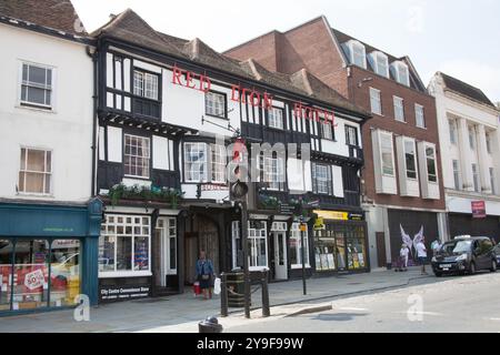 Das Red Lion Hotel und Geschäfte an der High Street in Colchester, Essex, Großbritannien Stockfoto