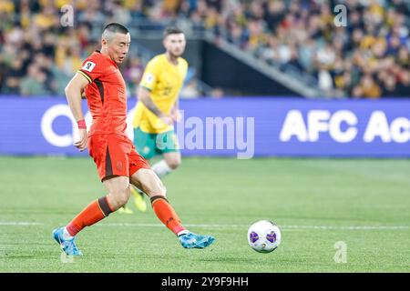 Adelaide Oval, Adelaide, Australien 10. Oktober 2024, International, WM-Qualifikation, AFC Australia vs China PR, China PR; Li LEI geht zurück an den Halter, während Australien weiterhin Druck-Nachrichten anwendet Stockfoto