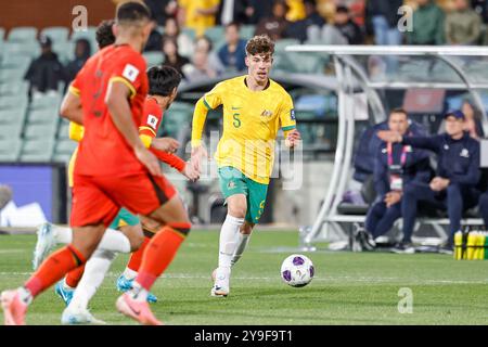 Adelaide Oval, Adelaide, Australien 10. Oktober 2024, International, WM-Qualifikation, AFC Australien gegen China PR, Socceroo; Jordan BOS will in Australiens Stürmer einsteigen, während er die Wing Credit abstürzt; Mark Willoughby/ALAMY Live News Stockfoto