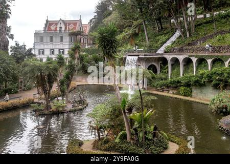 FUNCHAL, PORTUGAL - 24. AUGUST 2021: Dies ist der künstliche Zentralsee und der Monte Palace im Monte Tropical Park. Stockfoto