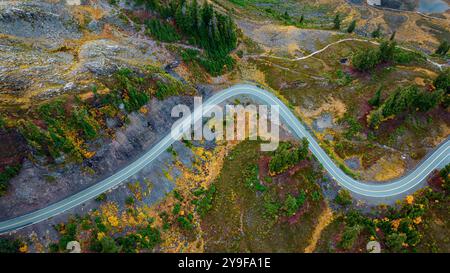 Luftaufnahme einer Autobahn, die sich durch die alpine Tundra-Landschaft im pazifischen Nordwesten der USA schlängelt Stockfoto