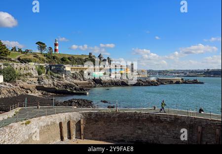 In der Nebensaison und Plymouth's ikonischer Art-Deco-Tinner Lido ist mit Gerüsten und Schildern bedeckt, während ein mehrere Millionen Pfund schwerer transformativer Upgrade t Stockfoto