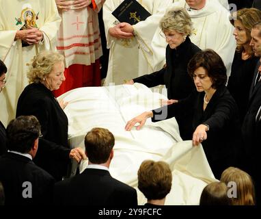 Boston, Vereinigte Staaten Von Amerika. August 2009. Boston, MA - 29. August 2009 -- Ehefrau des US-Senators Edward Kennedy, Victoria Kennedy (R), zusammen mit Jean Kennedy Smith (Top R) und Ethel Kennedy (L), hilft bei der Begräbnismesse für Kennedy am 29. August 2009, den Sarg zu bedecken. Senator Edward Kennedy, 77 Jahre alt, starb am 25. August 2009 nach einem Kampf gegen Gehirnkrebs. Kredit: CJ Gunther - Pool über CNP/SIPA USA Kredit: SIPA USA/Alamy Live News Stockfoto