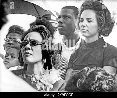 Washington, DC - 31. Januar 2006 -- Coretta Scott King ist im Alter von 78 Jahren in Atlanta, Georgia verstorben. Dieses Aktenfoto, aufgenommen am 12. Mai 1968 in Washington, DC, zeigt Mrs. Martin Luther King (Coretta Scott), links, und Mrs. Robert F. Kennedy (Ethel), rechts, als sie sich dem ersten Kontingent des Armer People's March anschließen, um in der Hauptstadt der Nation anzukommen. Früher marschierten die Wohlfahrtsmütter durch Washington, um den marsch zu starten, den Dr. King erdacht hatte, bevor er am 4. April 1968 in Memphis, Tennessee, ermordet wurde. Dieses Foto wurde weniger als einen Monat vor US Sen aufgenommen Stockfoto