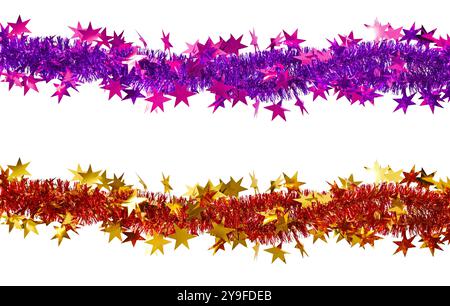 Weihnachtsdekoration, festliche Girlande. Buntes helles flauschiges Lametta mit Sternen isoliert auf weißem Hintergrund. Stockfoto