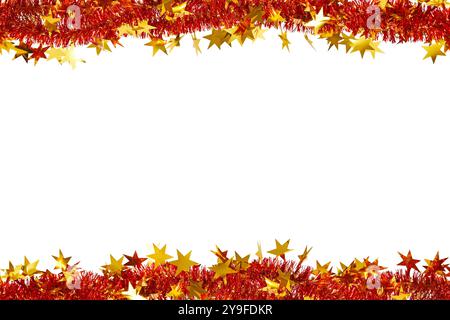 Festlicher Weihnachtsrahmen, Rand. Leuchtend rotes flauschiges Lametta mit goldenen Sternen als Rahmen. Stockfoto