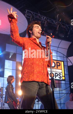 Mailand Italien 01/10/2003: Francesco Sarcina Sänger der italienischen Rockband Le Vibrazioni während der Fernsehsendung „Top of the Pop“ Stockfoto