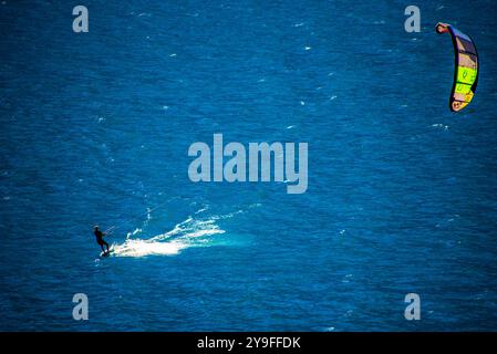 Kitesurfen am frühen Morgen am Gardasee in Limone sul Garda, Brescia, Italien Stockfoto