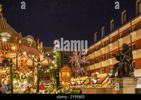 Christkindlesmarkt oder Weihnachtsmarkt mit Weihnachtsbeleuchtung in Nürnberg, Deutschland Stockfoto